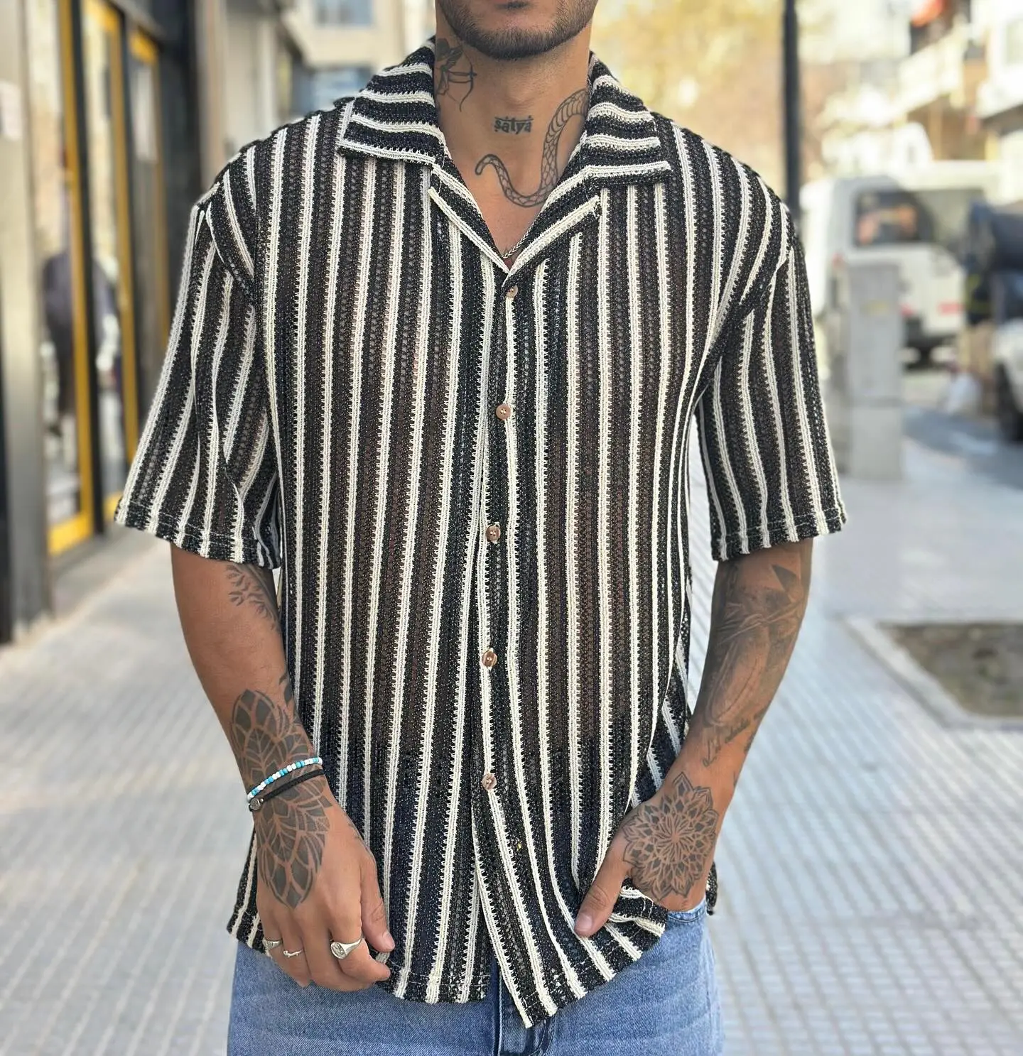 Modelo en la calle con camisa de croché a rayas blanco y negro de D12tinto Indumentaria