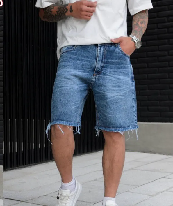 Look completo de calle: remera blanca, bermuda de jean azul y zapatillas blancas