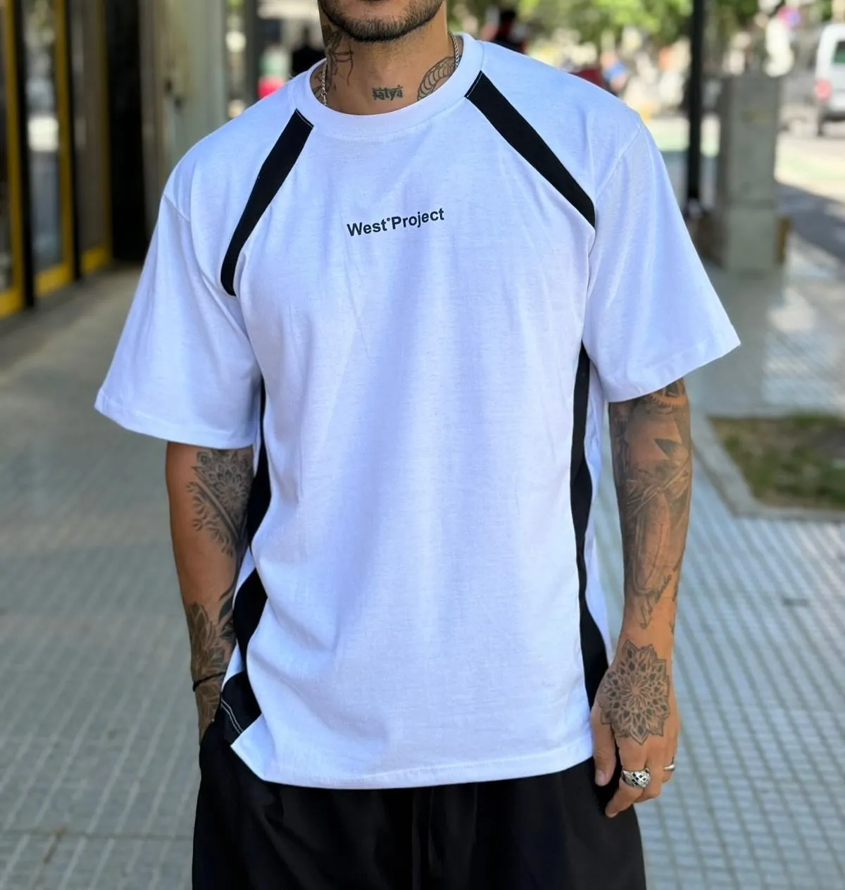 Remera oversize blanca West Project con detalles negros, look de calle