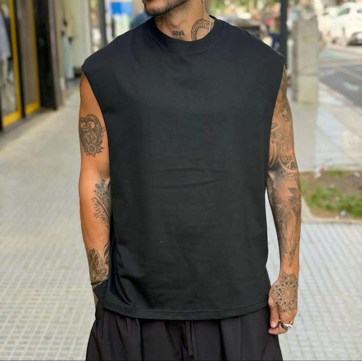 Musculosa negra oversize sin mangas, look urbano de calle